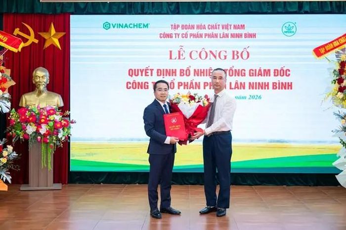 Ông Phạm Mạnh Ninh – Chủ tịch HĐQT Phân lân Ninh Bình tặng hoa chúc mừng ông Trần Thắng (Ảnh: Vinachem)