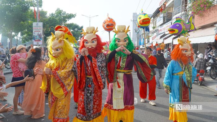 Chị Trần Kim Quyên (ngụ phường Sài Gòn, Tp.HCM) cho biết, khá bất ngờ và thích thú khi lần đầu trải nghiệm Lễ hội Nghinh Ông tại Phan Thiết. Theo chị, lễ hội không chỉ tái hiện, gìn giữ những phong tục, tín ngưỡng truyền thống của cộng đồng qua nhiều thế hệ mà còn tạo nên những sắc màu văn hóa đặc trưng, góp phần làm phong phú sản phẩm du lịch và thu hút du khách đến với Lâm Đồng.