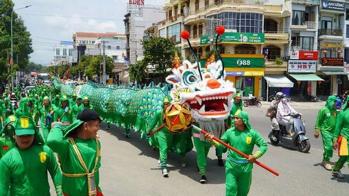 Rồng Xanh của Quan Đế Miếu có chiều dài 49 m diễu hành qua các đường phố ở phường Phan Thiết.