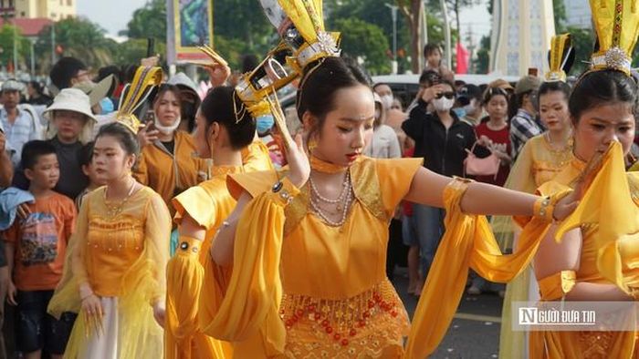 “Xem các đoàn diễu hành của các Hội quán, tôi khá thích thú. Mỗi đoàn có trang phục, đội hình và cách trình diễn khác nhau, tạo nên không khí rất đặc trưng và sinh động. Đây là trải nghiệm mà nếu có dịp, tôi muốn quay lại tham dự”, chị Quyên chia sẻ.