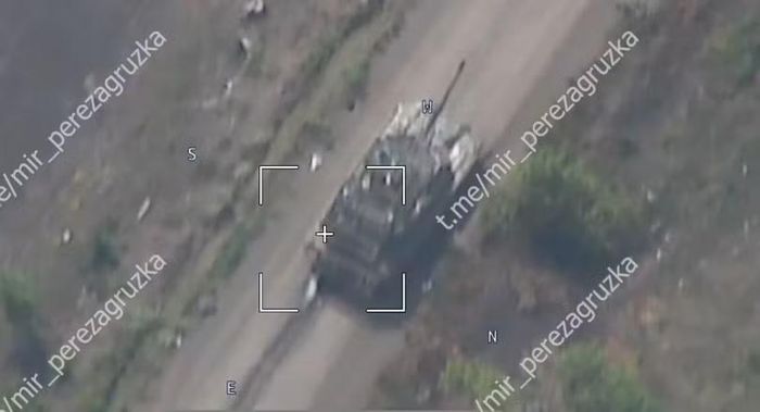 Xe tăng M1A1 Abrams của quân đội Ukraine gần Pokrovsk chỉ vài giây trước khi bị máy bay không người lái tấn công. Ảnh: MW.