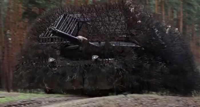 Xe tăng Abrams do Australia cung cấp cho quân đội Ukraine, được ngụy trang và trang bị thêm giáp bảo vệ. Ảnh: MW.