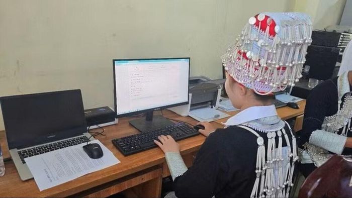 Người dân thôn Sơn Hà, xã Bát Xát, trải nghiệm các tiện ích của mô hình “Thôn số”. Ảnh: Hương Thu-TTXVN
