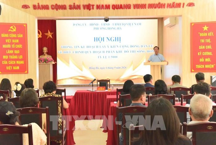 Bí thư Đảng ủy, Chủ tịch HĐND phường Hồng Hà Bùi Tuấn Anh chỉ đạo nội dung lấy ý kiến nhân dân. Ảnh: Kim Anh - TTXVN