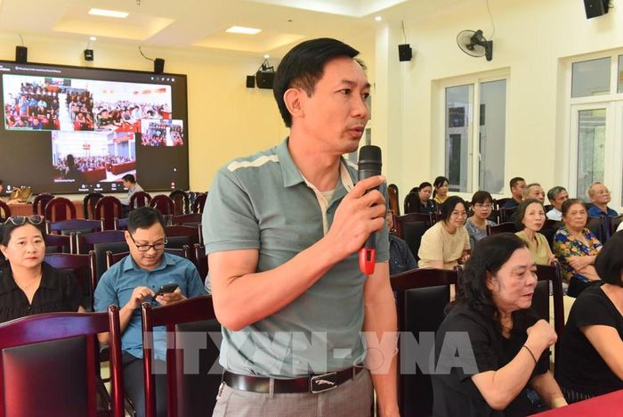 Ông Lê Văn Hoan, cư dân tổ 2 Quảng An phát biểu ý kiến đóng góp. Ảnh: Kim Anh - TTXVN