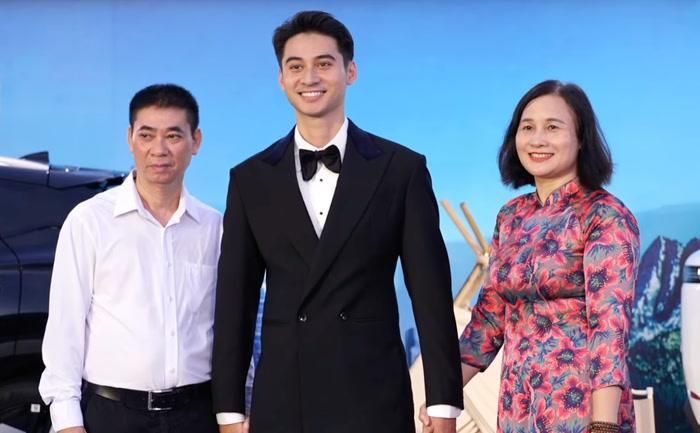 Nam vương Tuấn Ngọc cùng gia đình.
