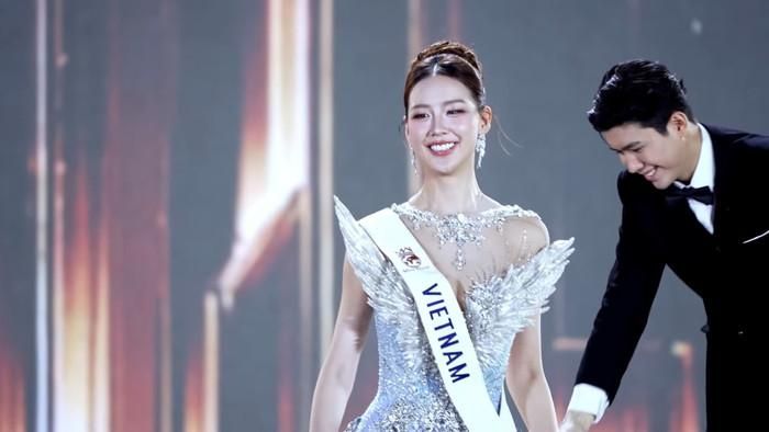 Bảo Ngọc xuất hiện rạng rỡ trong trang phục dạ hội, khán giả cổ vũ nhiệt tình.