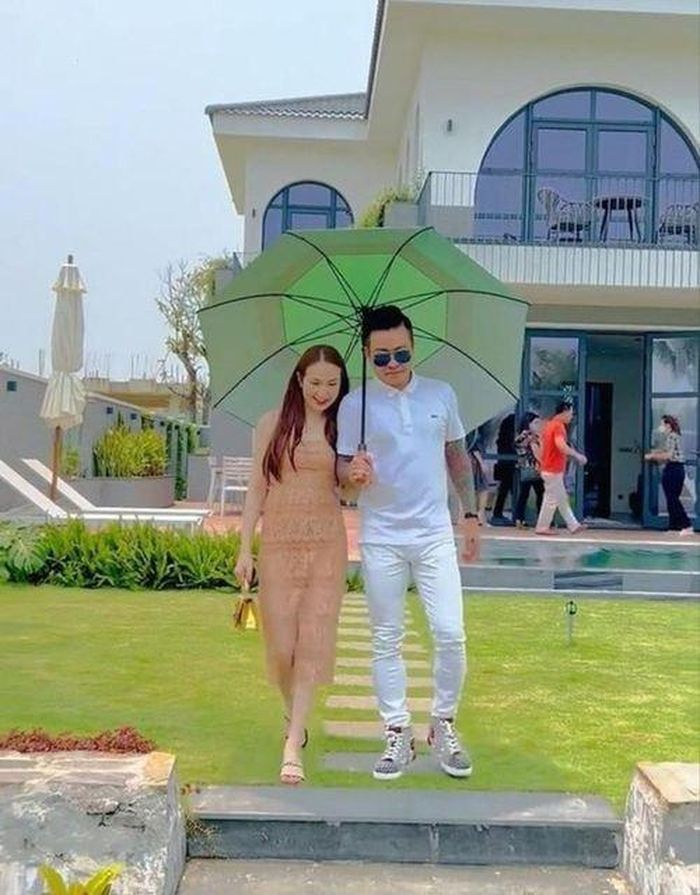 Vợ chồng ca sĩ Tuấn Hưng tại căn villa tại Hội An.