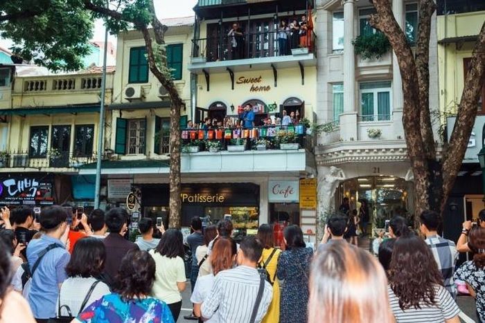 Từ tầng 2, Tuấn Hưng từng nhiều lần hát miễn phí tặng người dân và du khách quanh phố đi bộ.