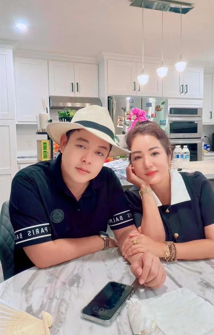 Quang Lê nghẹn ngào tâm sự với Thúy Nga về mất mát gần đây.