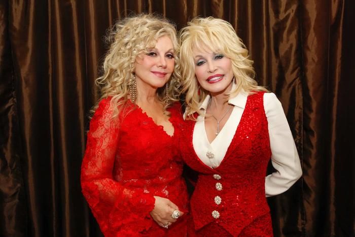Stella Parton và chị gái Dolly Parton.