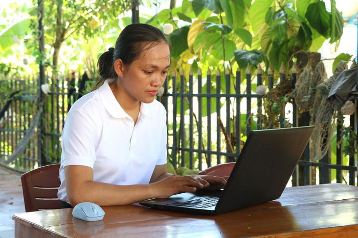 Những ngày cao điểm, nữ trưởng thôn Gen Z Nguyễn Thị Ly “quần quật” với công việc từ ban ngày đến tối muộn để kịp thời triển khai các hoạt động tại địa phương.