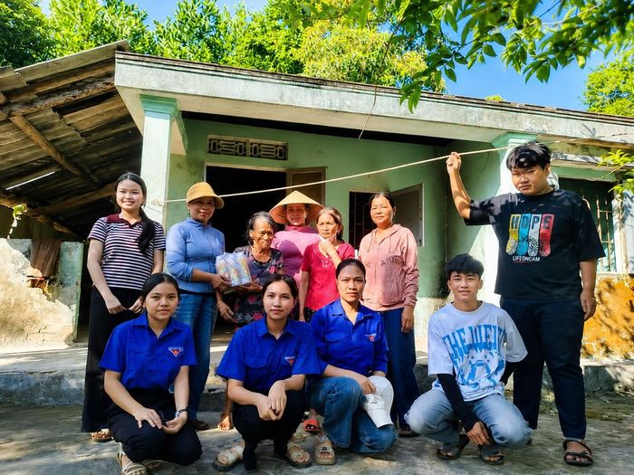 Vừa đảm nhiệm Trưởng ban Công tác Mặt trận, vừa là Bí thư Chi đoàn thôn Đại Tráng, chị Trần Thị Phượng (ngồi thứ 2 từ phải sang) luôn tất bật với công việc chung, tranh thủ từng khoảng thời gian để gần dân, sát dân.