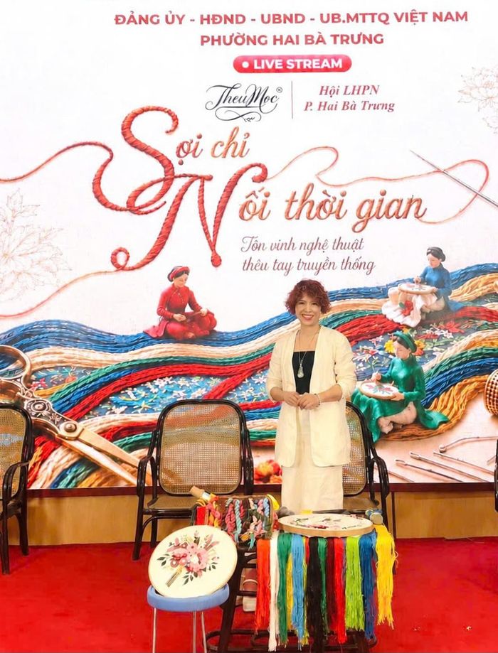Chị Mai Ngân (Ngân Moly), đại diện thương hiệu Thêu Mộc, đưa chất liệu linen tự nhiên đến gần hơn với phụ nữ Việt