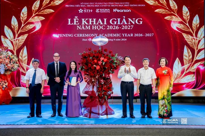 Đại diện lãnh đạo Công ty CPTM Thái Hưng chúc mừng Sigma Shool khai giảng năm học mới