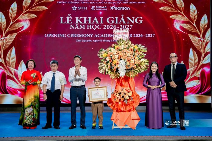 Lãnh đạo Liên đoàn Cờ tướng Việt Nam trao khen thưởng cho học sinh Hoàng Lê Anh Minh lớp 2A1 của nhà trường
