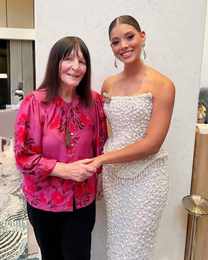 Bà Julia Morley - Chủ tịch cuộc thi Miss World và người đẹp CH Dominica Joheirry Mola trong những ngày đầu diễn ra cuộc thi Hoa hậu Thế giới 2026 ở Việt Nam