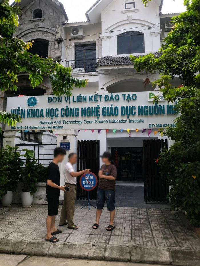 Để tìm hiểu câu chuyện của mẹ và mong đưa mẹ thoát khỏi nơi này, chị Tr. đã đến trực tiếp CLB Phúc An tại KĐT Geleximco để tìm hiểu