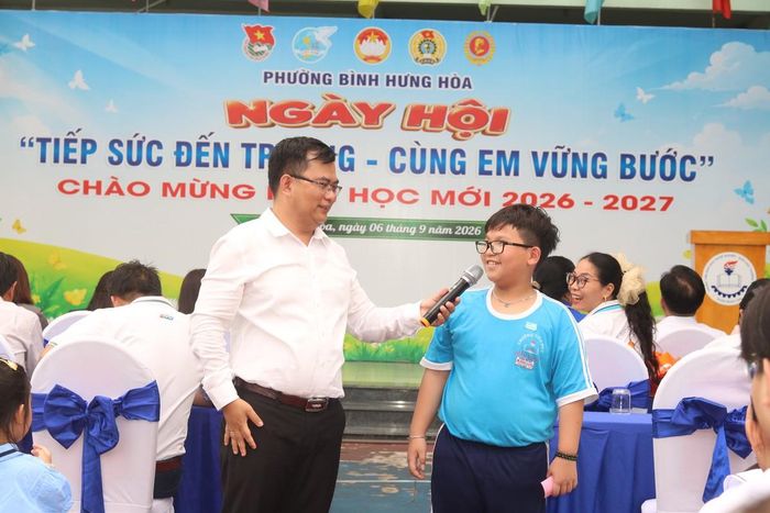 Thầy Châu Thanh Phong đặt nhiều câu hỏi tình huống để hướng dẫn các em học sinh cách bảo vệ bản thân, tránh bị xâm hại.
