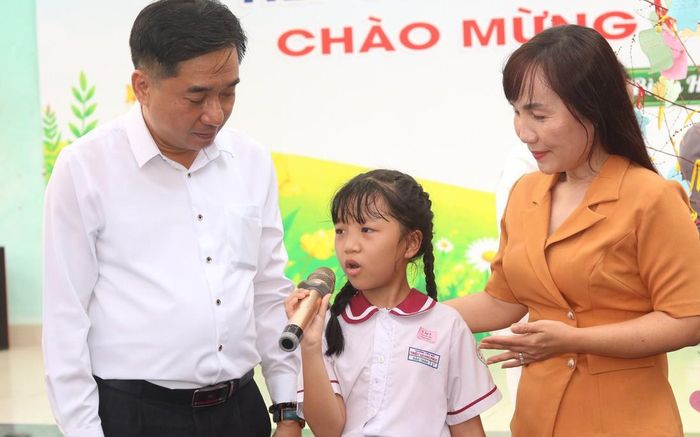 Bà Trịnh Thị Thanh, Phó Chủ tịch thường trực Hội LHPN TPHCM và ông Mai Tiến Dũng, Phó Bí thư thường trực Đảng ủy phường Bình Hưng Hòa, cùng lắng nghe chia sẻ của em Bảo Trân, học sinh lớp 1, Trường Tiểu học Triệu Quang Phục. Ước mơ của Bảo Trân là trở thành họa sĩ