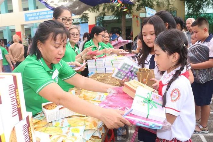 Gian hàng “Chia sẻ yêu thương” gửi nhiều phần quà ý nghĩa đến các em học sinh.