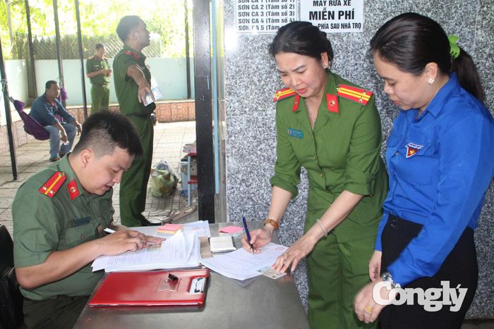 Lực lượng Công an xã ghi nhận kết quả xét nghiệm.