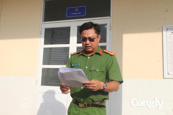 Thượng tá Tô Thanh Tòng, Trưởng Công an xã An Ninh quán triệt yêu cầu kiểm tra chặt chẽ, đúng quy định.