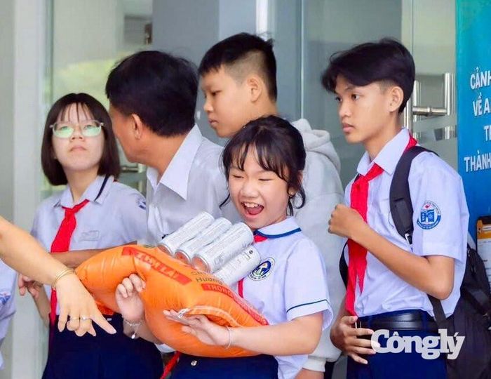 Các phần quà động viên và niềm vui của các em học sinh được “tiếp sức tới trường”