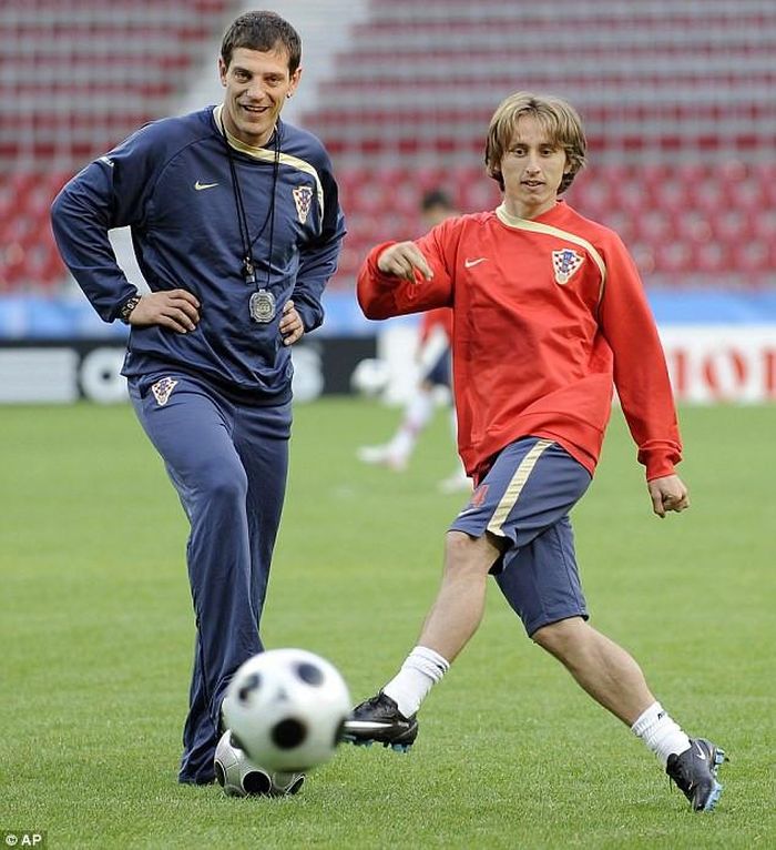 HLV Bilic và Modric tái ngộ sau trong đội tuyển Croatia. Ảnh: AP