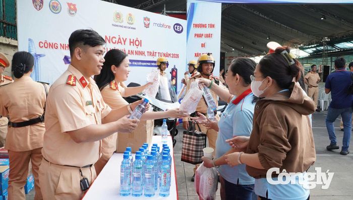 Các chiến sĩ CSGT trao quà cho công nhân.