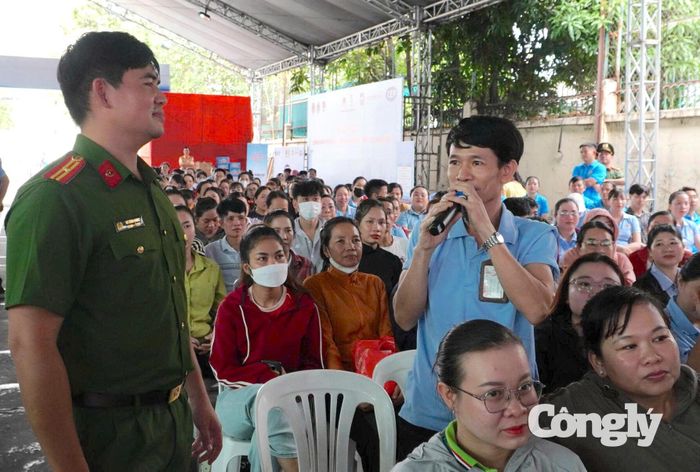 Công nhân trao đổi các vấn đề về pháp luật.