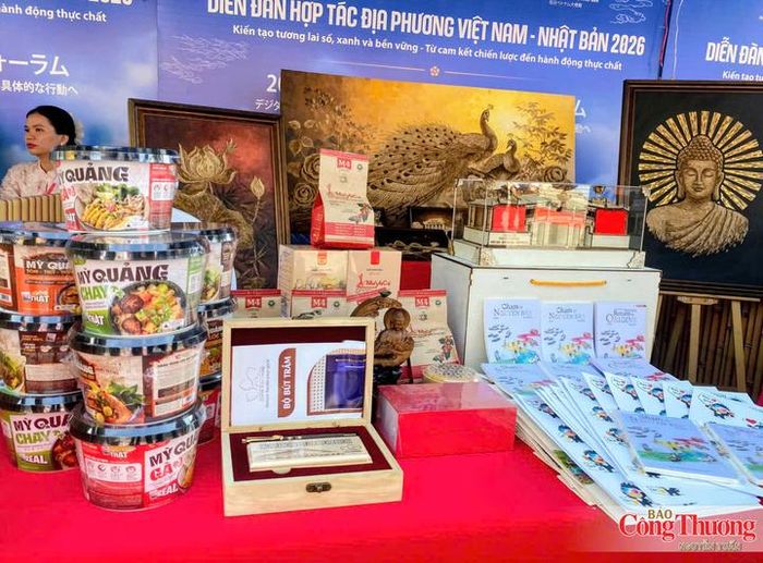  Các sản phẩm mang đặc trưng của Đà Nẵng như mô hình Cầu Rồng, bánh khô mè, bánh dừa nướng, mì Quảng khô, trầm hương...