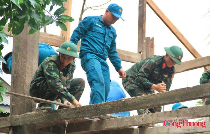 Tại xã Ia Tul, những ngày này, tiếng tháo dỡ nhà, tiếng máy cơ giới hòa cùng tiếng gọi nhau í ới của người dân và cán bộ, chiến sĩ.