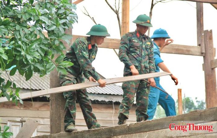 Những căn nhà cũ lần lượt được tháo xuống, từng tấm tôn, thanh gỗ, vật dụng gia đình được nâng lên xe, chuyển về nơi ở mới.