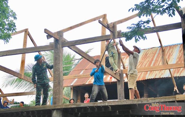 Những căn nhà cũ lần lượt được tháo xuống, từng tấm tôn, thanh gỗ, vật dụng gia đình chuyển về nơi ở mới.