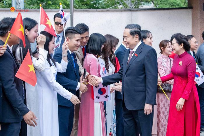 Chủ tịch Quốc hội Trần Thanh Mẫn và Phu nhân Nguyễn Thị Thanh Nga với cán bộ Đại sứ quán Việt Nam tại Hàn Quốc và cộng đồng người Việt Nam đang sinh sống, làm việc, học tập tại Hàn Quốc. Ảnh: Lâm Hiển