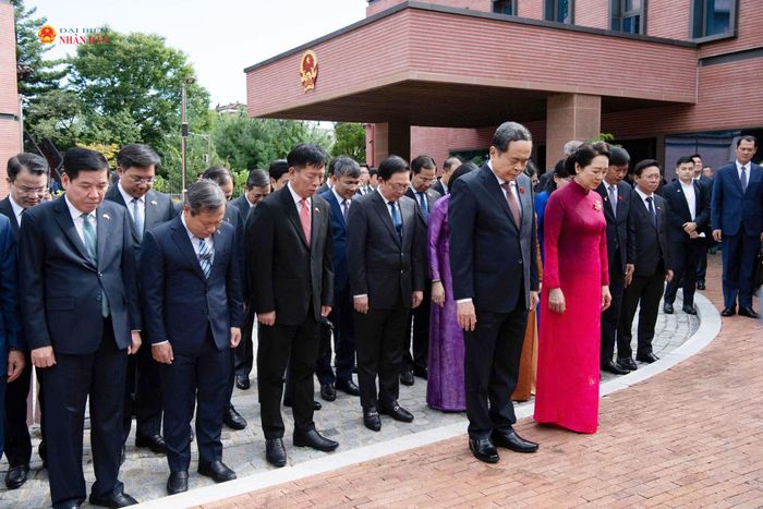 Chủ tịch Quốc hội Trần Thanh Mẫn, Phu nhân Nguyễn Thị Thanh Nga và đoàn đại biểu cấp cao Việt Nam đặt vòng hoa tại Tượng đài Chủ tịch Hồ Chí Minh trong Đại sứ quán Việt Nam tại Hàn Quốc. Ảnh: Lâm Hiển