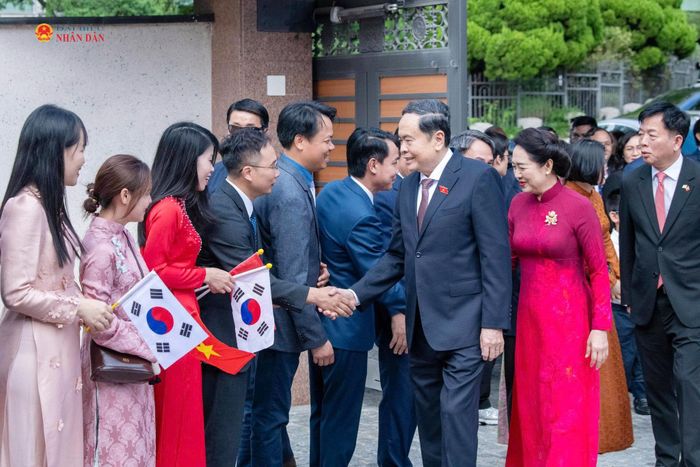 Chủ tịch Quốc hội Trần Thanh Mẫn và Phu nhân Nguyễn Thị Thanh Nga với cán bộ Đại sứ quán Việt Nam tại Hàn Quốc và cộng đồng người Việt Nam đang sinh sống, làm việc, học tập tại Hàn Quốc. Ảnh: Lâm Hiển