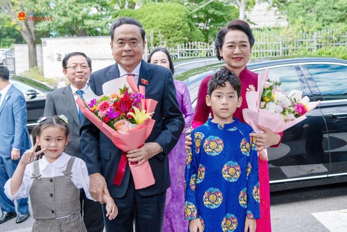Chủ tịch Quốc hội Trần Thanh Mẫn và Phu nhân Nguyễn Thị Thanh Nga đến thăm Đại sứ quán Việt Nam tại Hàn Quốc. Ảnh: Lâm Hiển
