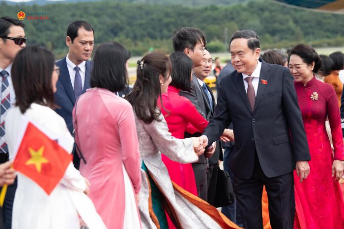 Đại diện cộng đồng người Việt Nam tại Hàn Quốc đón Chủ tịch Quốc hội Trần Thanh Mẫn và Phu nhân Nguyễn Thị Thanh Nga tại sân bay Seongnam. Ảnh: Lâm Hiển