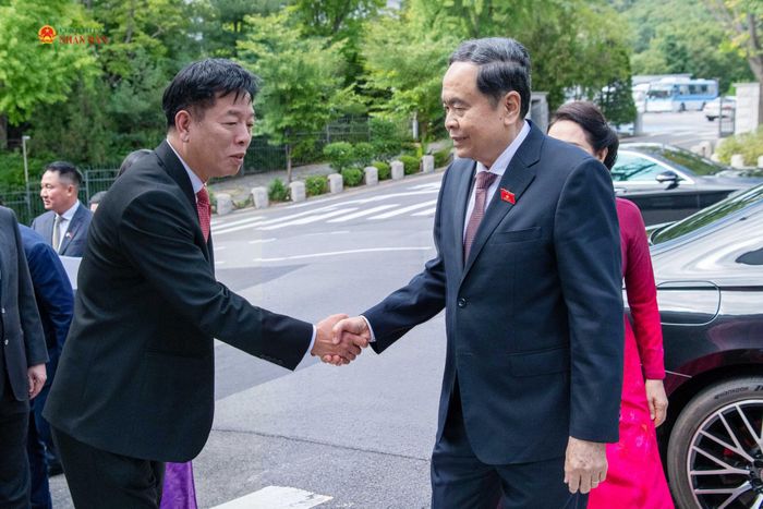 Đại sứ Việt Nam tại Hàn Quốc Vũ Hồ đón Chủ tịch Quốc hội Trần Thanh Mẫn và Phu nhân Nguyễn Thị Thanh Nga. Ảnh: Lâm Hiển
