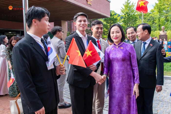 Phó Chủ tịch Quốc hội Nguyễn Thị Thanh và đoàn đại biểu cấp cao Việt Nam với cán bộ Đại sứ quán Việt Nam tại Hàn Quốc, cộng đồng người Việt Nam đang sinh sống, làm việc, học tập tại Hàn Quốc. Ảnh: Lâm Hiển