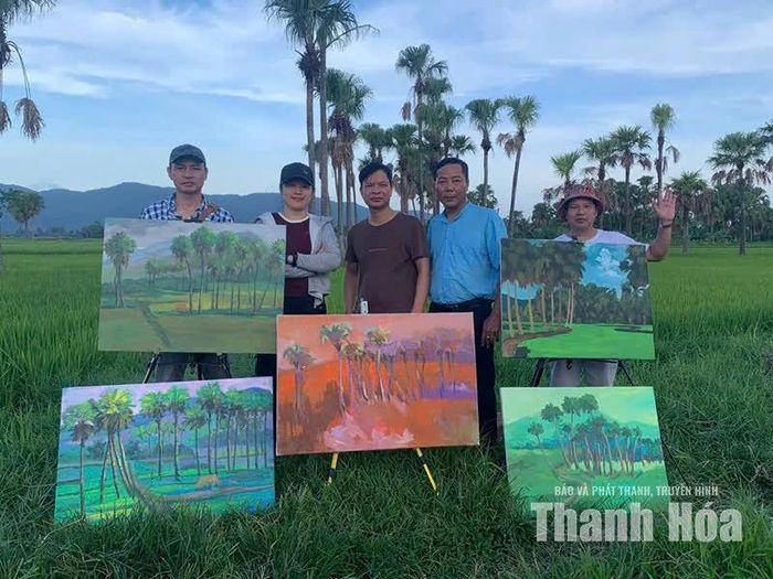 Những cây cọ gợi nguồn cảm hứng để các họa sĩ ngoại tỉnh khai thác đề tài phong cảnh xứ Thanh.