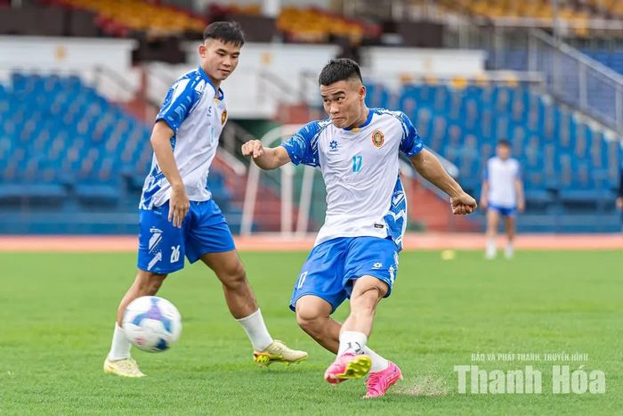 Văn Tùng (phải) và các đồng đội nỗ lực tập luyện trước thềm trận đấu gặp Đà Nẵng.