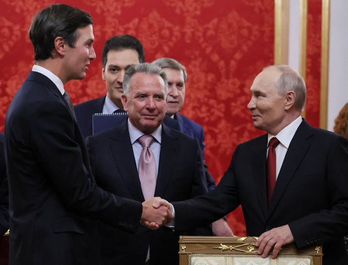Tổng thống Nga Vladimir Putin gặp đặc phái viên Jared Kushner và đặc phái viên Steve Witkoff tại Điện Kremlin, Moscow ngày 5/9. Ảnh: Reuters.
