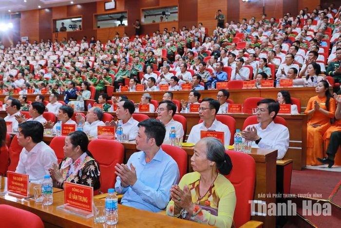 Đại biểu dự buổi lễ.