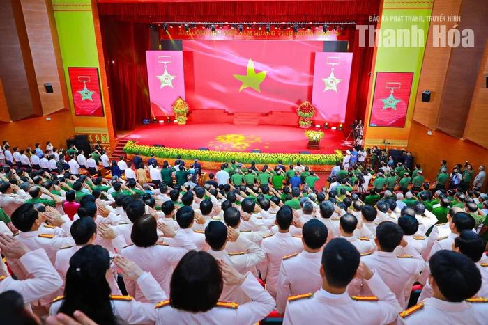 Các đại biểu thực hiện nghi lễ chào cờ.