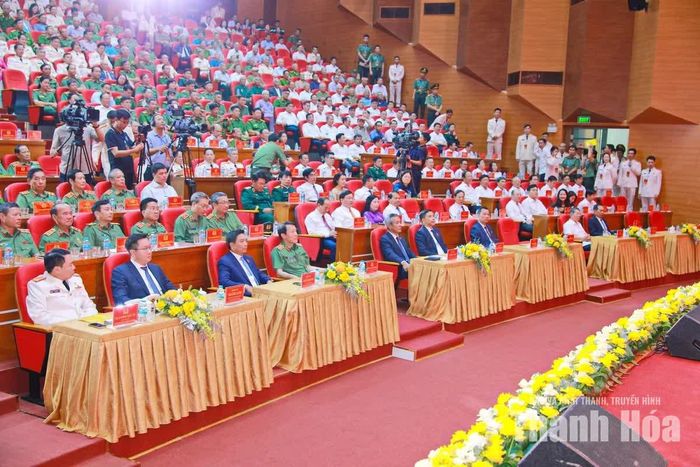 Đại biểu dự buổi lễ.