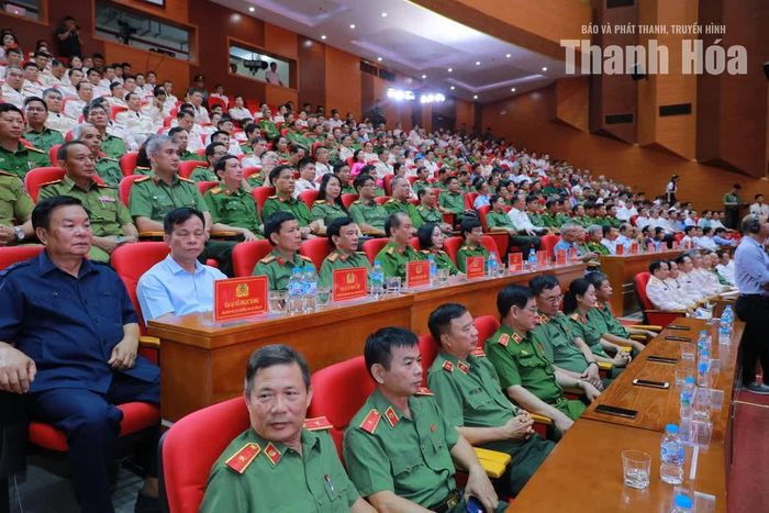 Đại biểu dự buổi lễ.