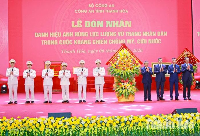 Đồng chí Lê Đức Thái và các đồng chí Phó Bí thư Tỉnh ủy tặng hoa chúc mừng Công an tỉnh Thanh Hóa.
